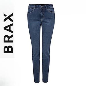 BRAX.NWT. Free to move jeans. “Shakira sharp". Dark denim wash.Size 27.